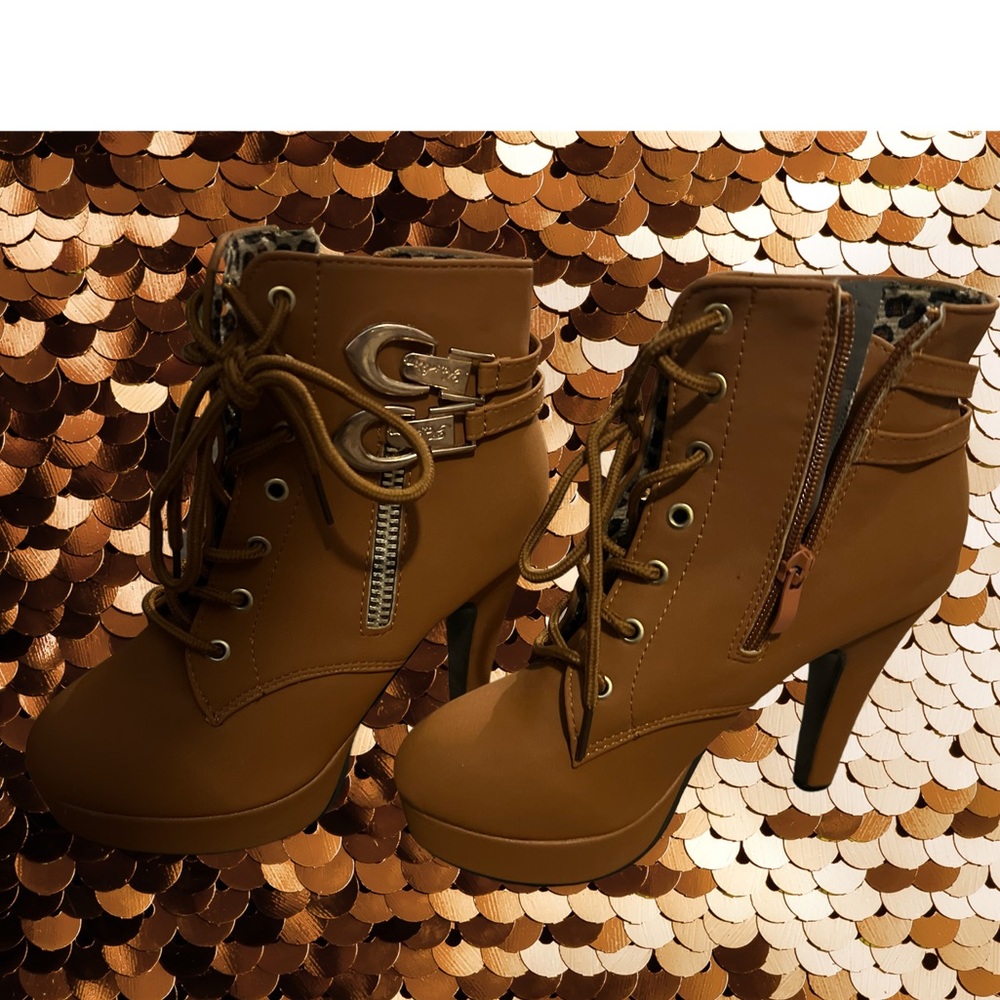 Super cute heeled boots only tried on size 6 woman’s